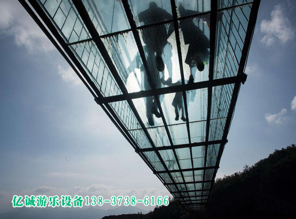 国内单体最长的玻璃栈道—南丹玻璃栈道